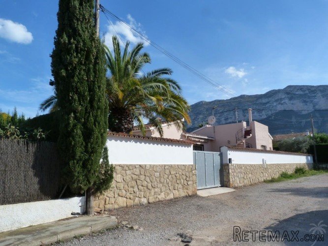 This semi-detached villa is located in a sunny, residential.. - 2