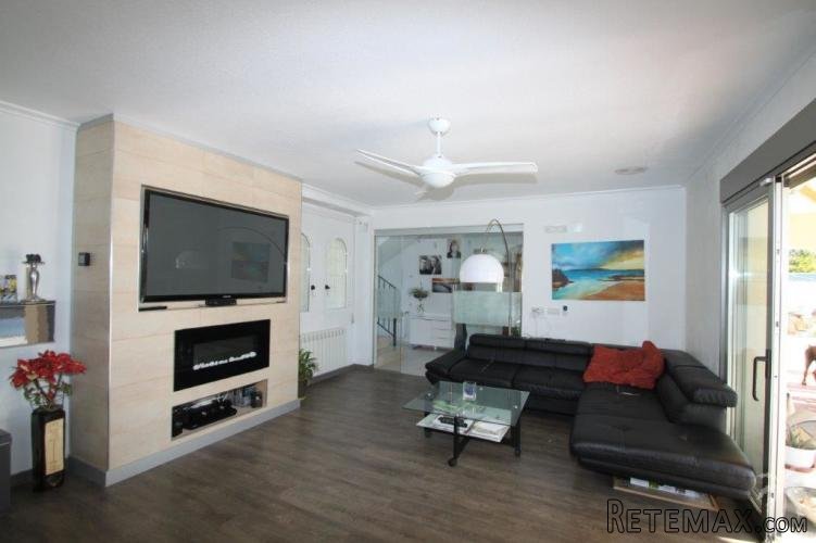 We find this fully renovated finca on a plot of 2450 m² in.. - 2