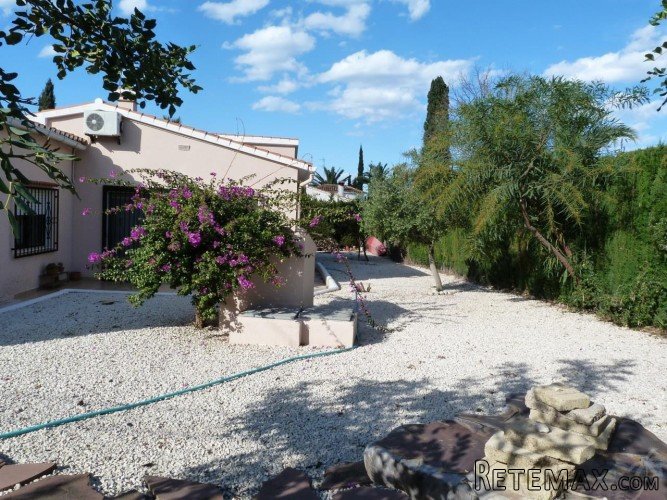 This semi-detached villa is located in a sunny, residential.. - 3