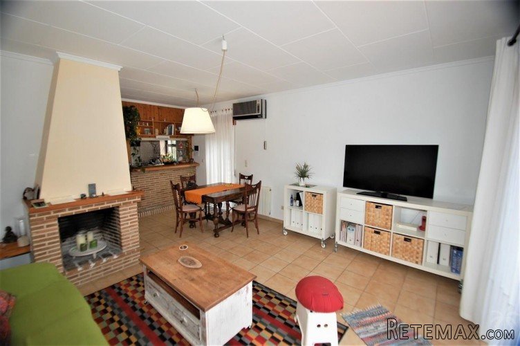 This semi-detached villa is located in a sunny, residential.. - 4