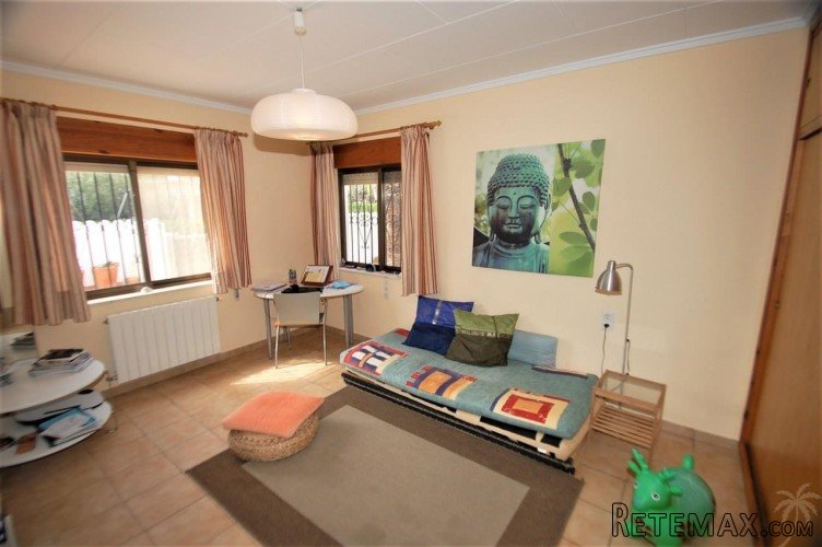 This semi-detached villa is located in a sunny, residential.. - 5