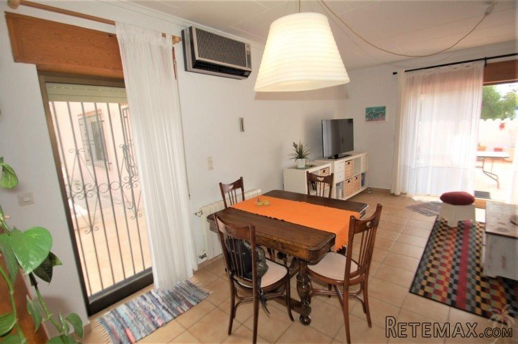 This semi-detached villa is located in a sunny, residential.. - 7