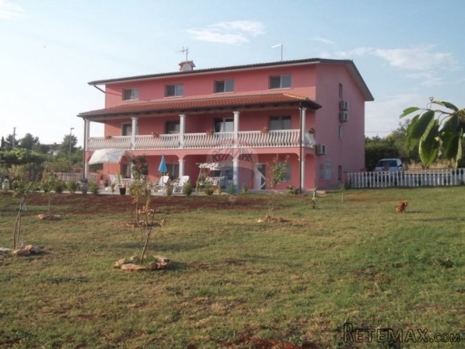 Umag, kuća sa 6 apartmana i bazenom - 3