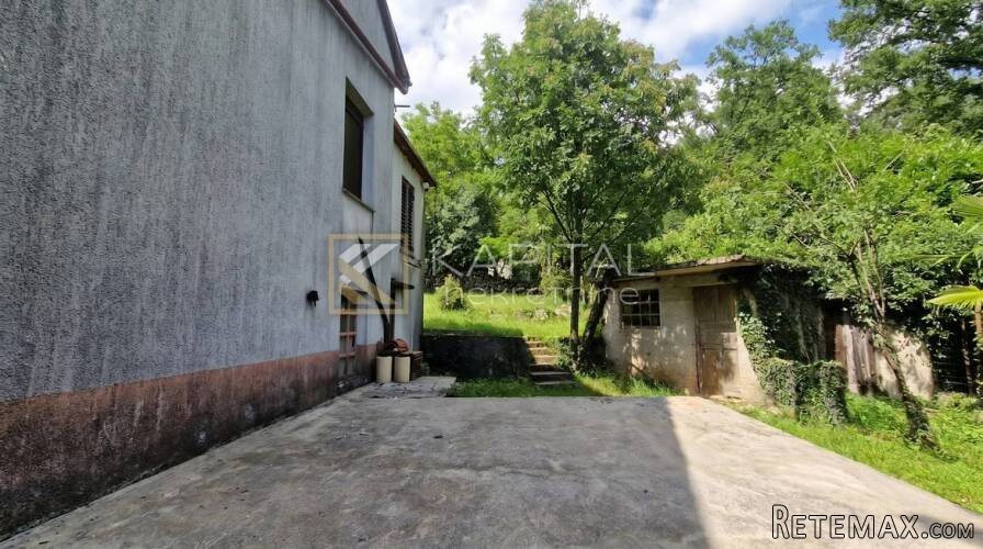 Jušići samostojeća kuća s okućnicom i pomoćnim objektom!