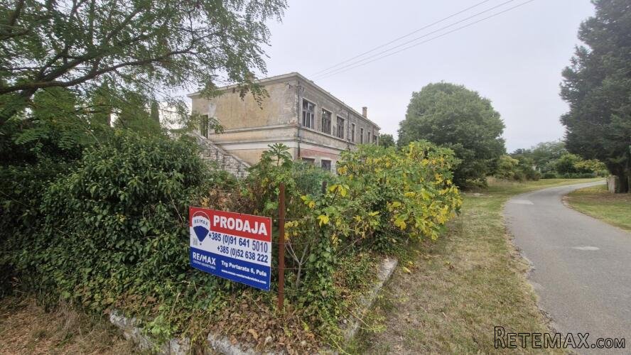 Istra, Kujići - POVIJESNA ŠKOLA ZA ADAPTACIJU, 3.132 m2 OKUĆ