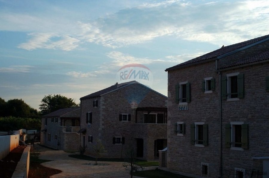 KOMPLEKS OD 4 VILE SA BAZENIMA U SRCU ISTRE - 3