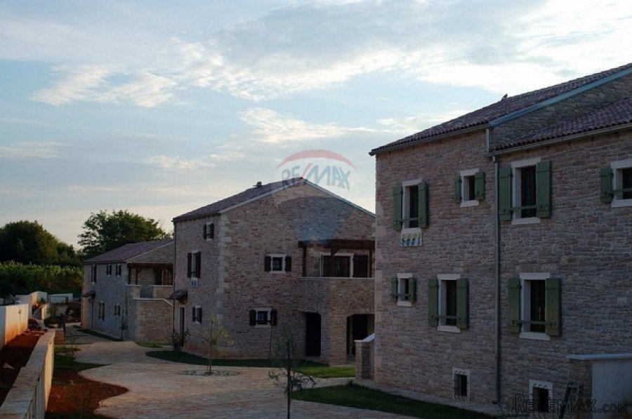 KOMPLEKS OD 4 VILE SA BAZENIMA U SRCU ISTRE - 4