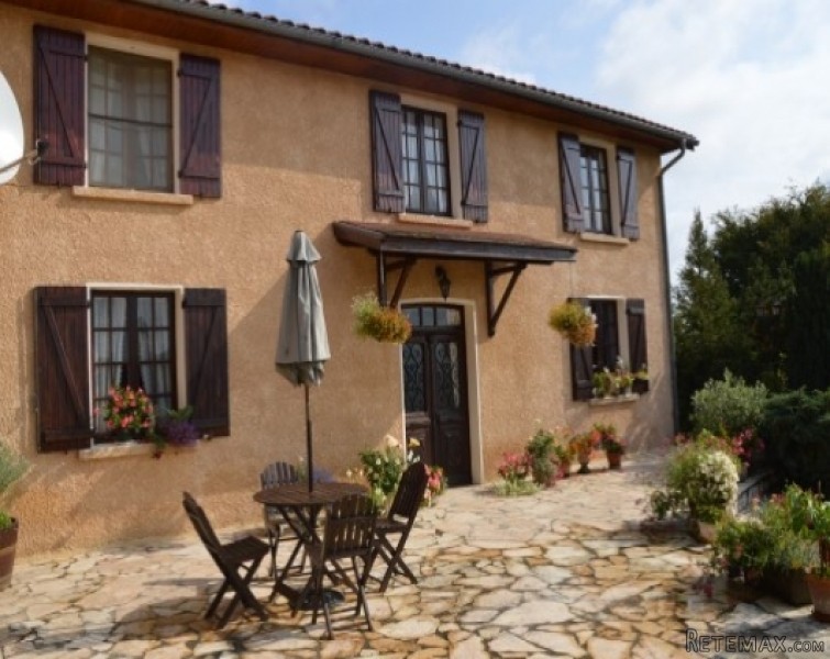 Spacious farmhouse with apartment..