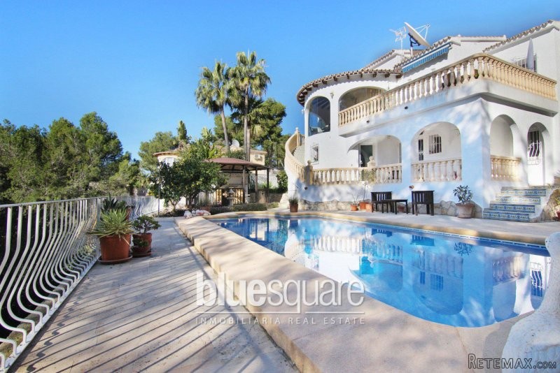Beautiful private 4 bedroom house close..