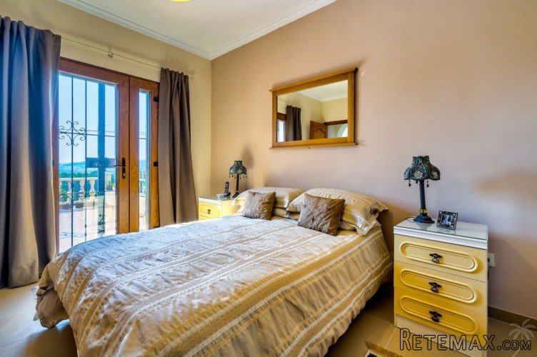 An exceptional modern detached villa, completely renovated.. - 8