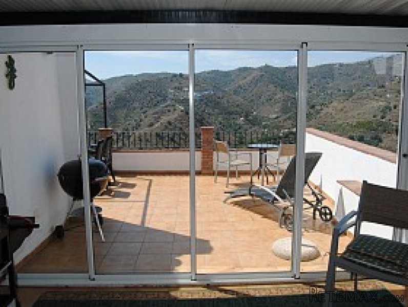 Town House For Sale in Sayalonga..