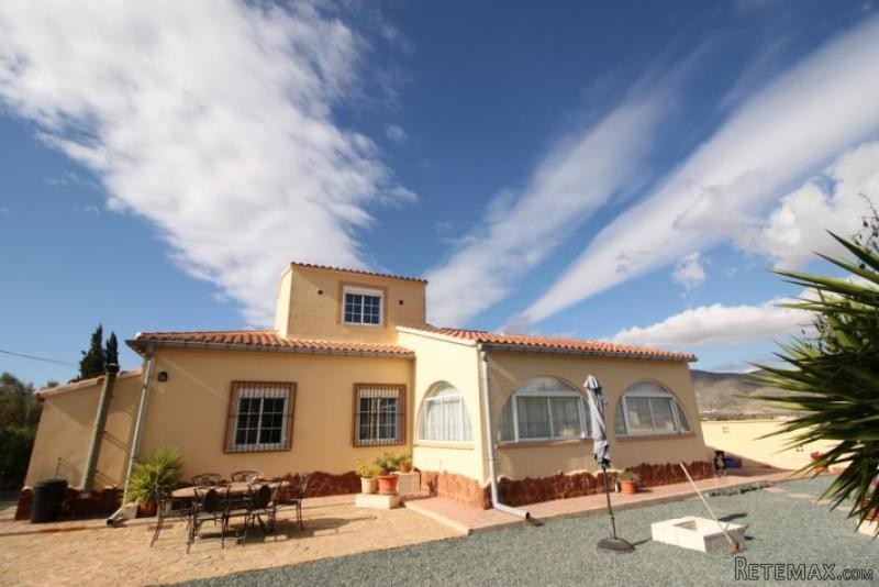 4 bed 3 bath villa within walking..