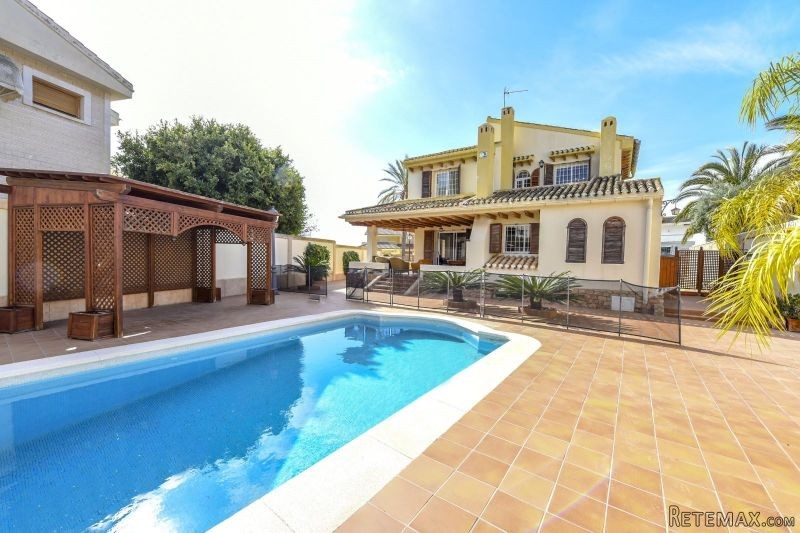 4 Bedrooms - Villa - Alicante - For Sale