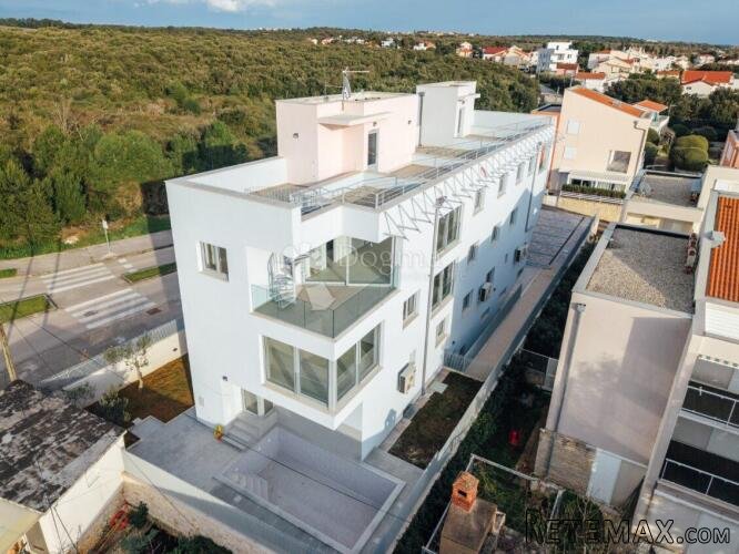 PETRČANE - ZGRADA U NOVOGRADNJI SA 4 STANA, 80M OD PLAŽE, PO