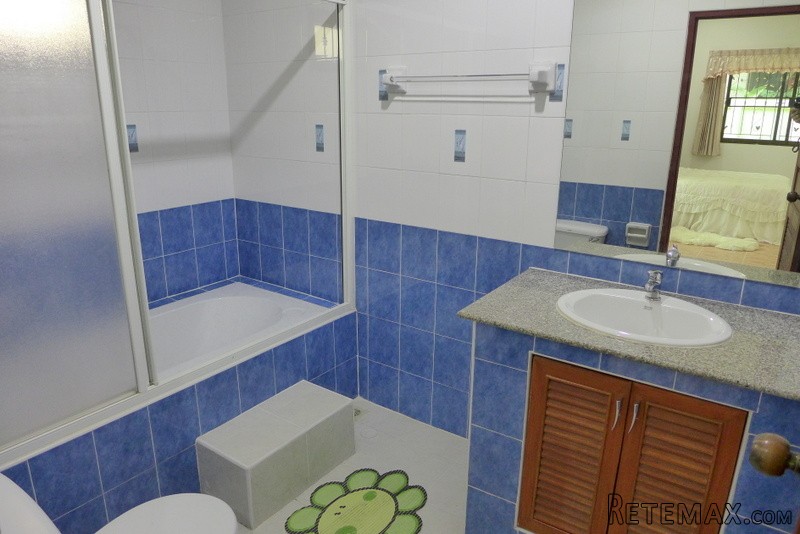 Modern 3 bedroom house in a safe and..