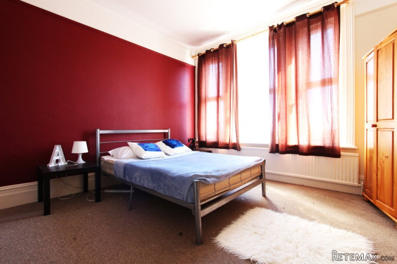 Single with double bed near Acton Town..
