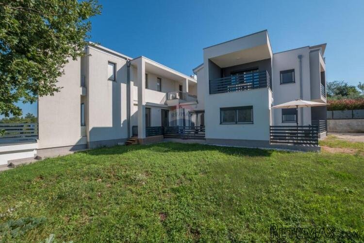 Poreč, okolica, kuća sa pet stambenih jedinica i pogledom na - 2