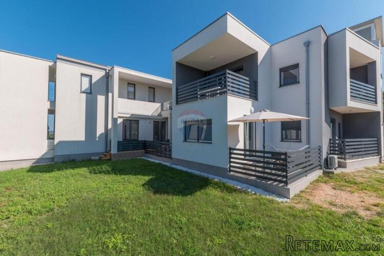 Poreč, okolica, kuća sa pet stambenih jedinica i pogledom na - 3