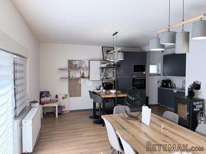 PROSTRANA OBITELJSKA KUĆA U PETRINJI - 230m² - 3