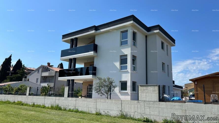 Moderan trosoban stan s velikom terasom i 2 parkirna mjesta