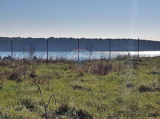 Građevinsko zemljište u 1. redu do mora u Novigradu