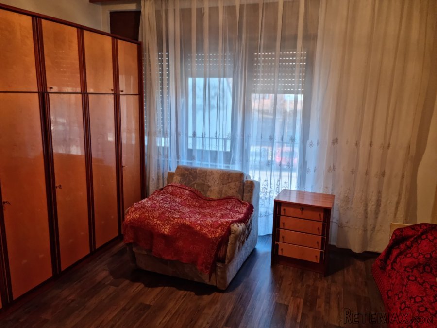 Porodicna kuca sa spratnom kucom u dvoristu - 10