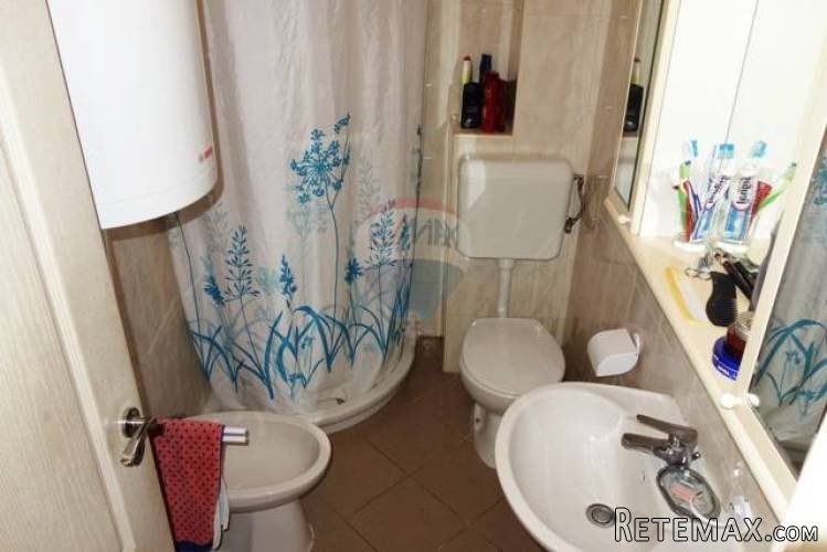 KUĆA S DVORIŠTEM ZA RENOVIRANJE KOD ARENE - 2
