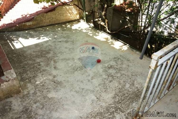 KUĆA S DVORIŠTEM ZA RENOVIRANJE KOD ARENE - 4
