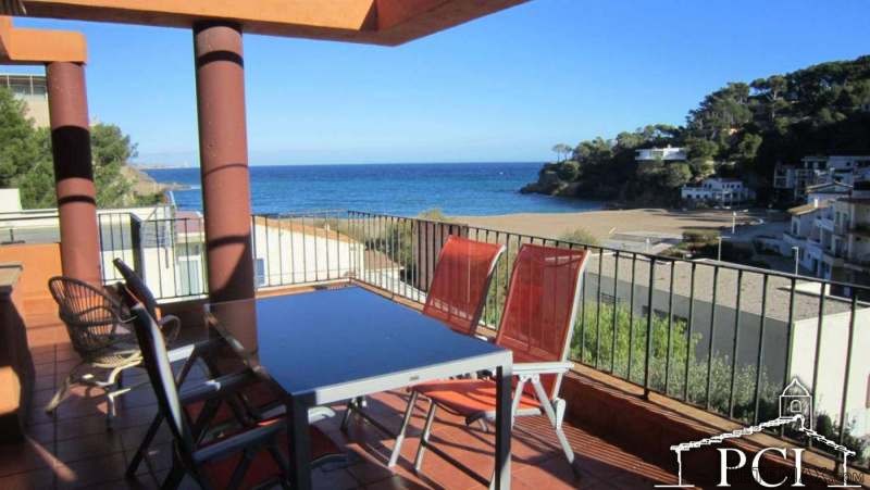 Corner Terraced in front to the beach..