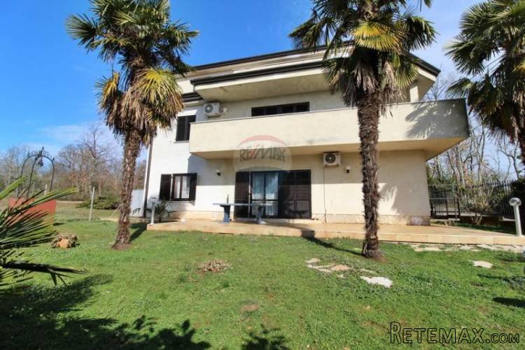 Kuća samo 100m od mora sa velikom okućnicom - 2