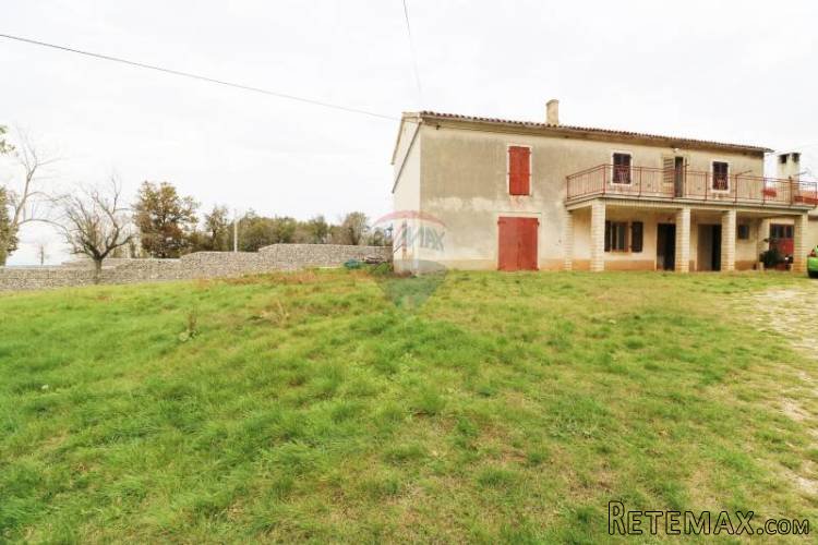 KAŠTELIR-kuća za renovaciju s prekrasnim pogledom na more