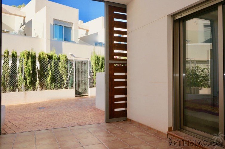 Merely 500 metres away from the beach we find this modern.. - 2