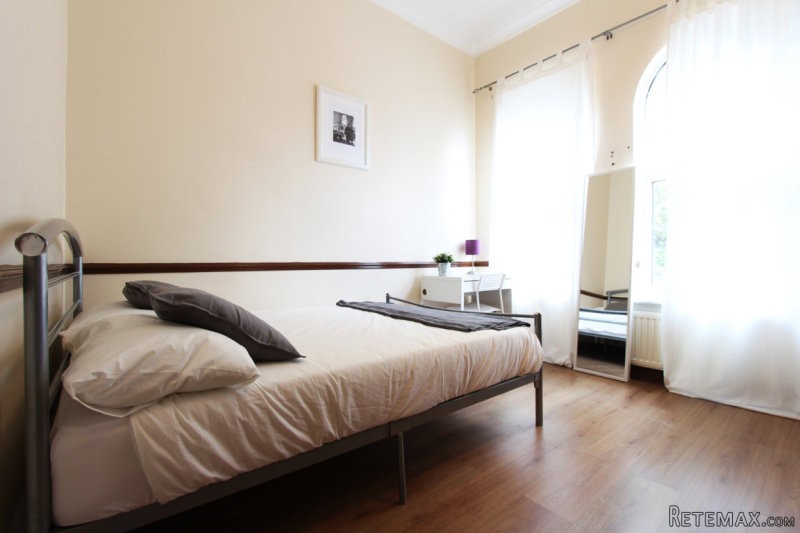 Single with double bed near Stratford..