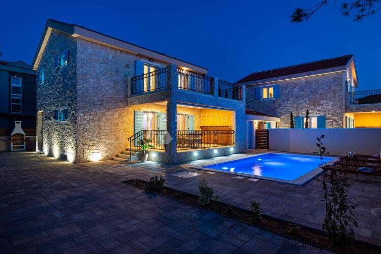 Vila s 5 zvjezdica i uhodanim turističkim poslovanjem u srcu