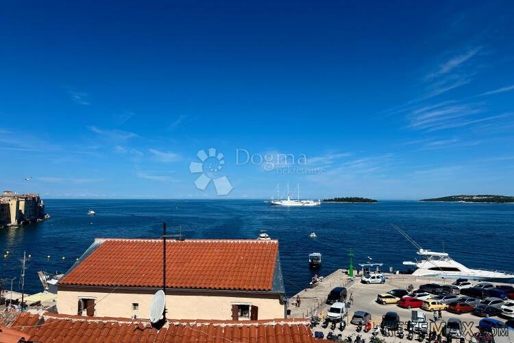 ROVINJ – EKSKLUZIVNO! Prekrasan stan s pogledom na more