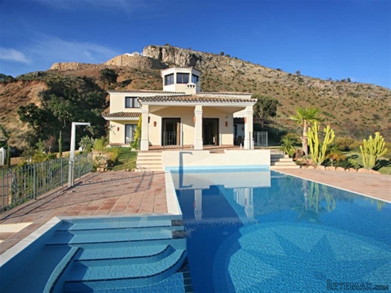Excellent 6 Bedroom Villa For Sale In..