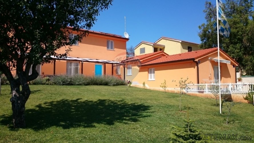 ISTRA, PULA, SAMOSTOJEĆA KUĆA I DVA APARTMANA
