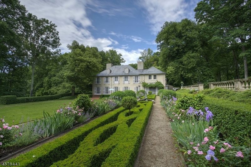 5 bedroom Detached House For Sale: 101..