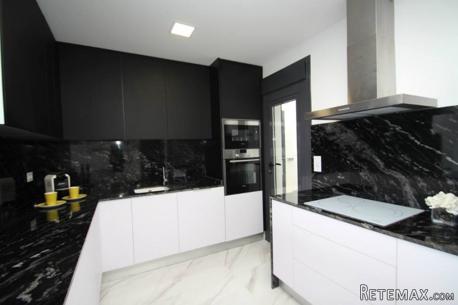 Spectacular top floor bungalow with 3 large bedrooms and 2.. - 5