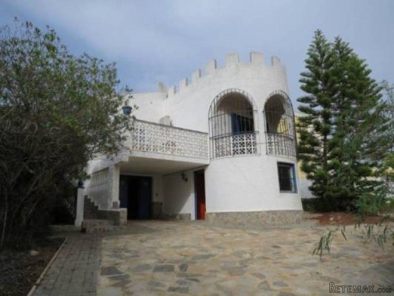 3 Bedroom 2 Bathroom Villa In Los..