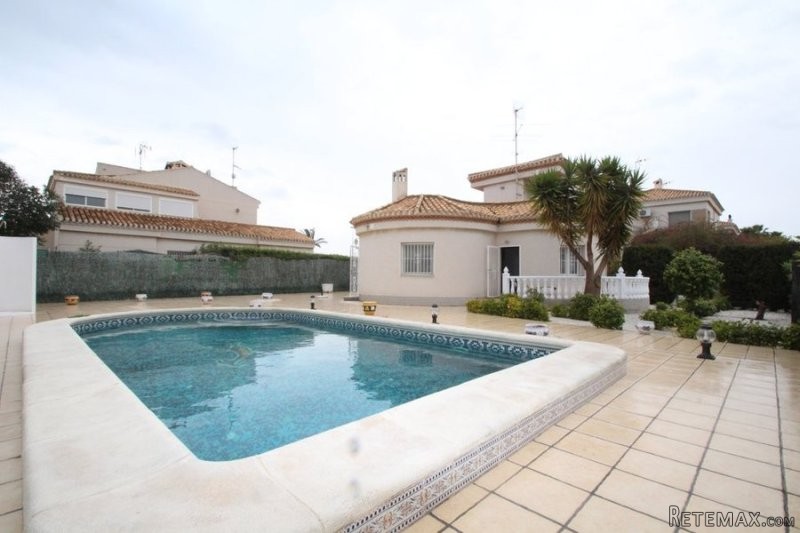4 Bedrooms - Villa - Alicante - For Sale