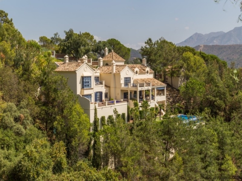 5 Bedroom Villa For Sale Situated In El..