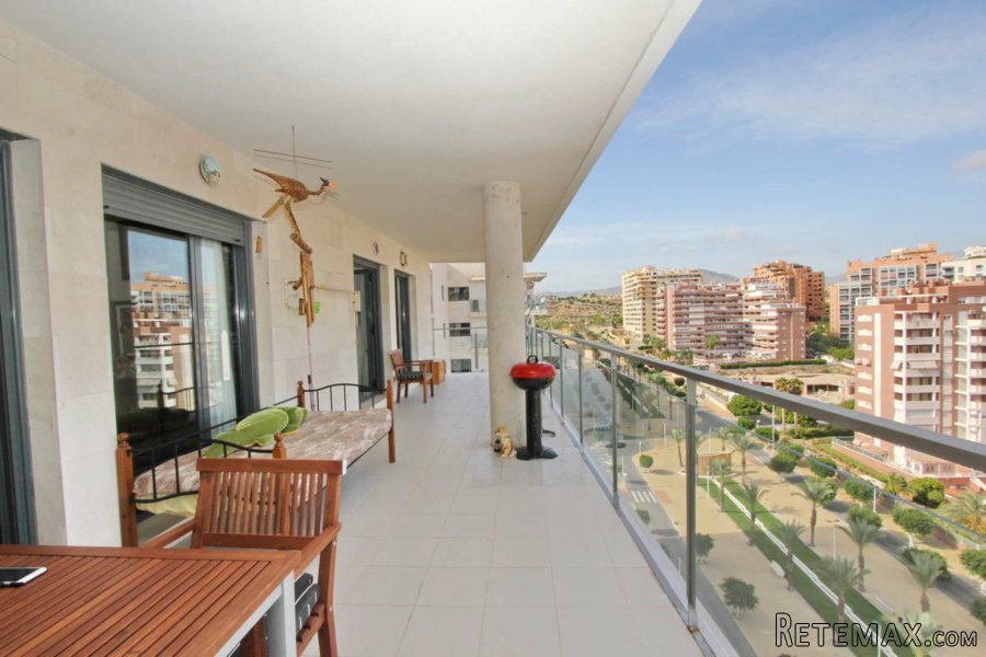 Amplio apartamento con una gran terraza ubicada a poca..