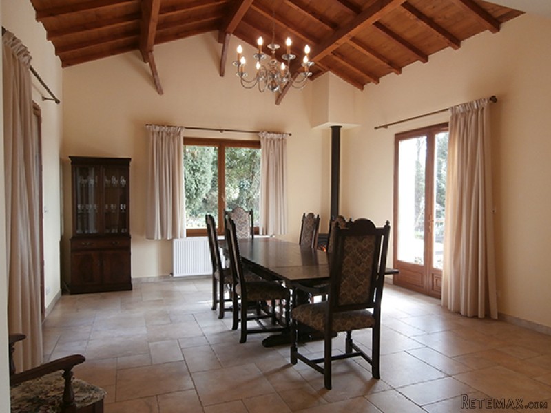 Beautifully Renovated Single Story.. - 2