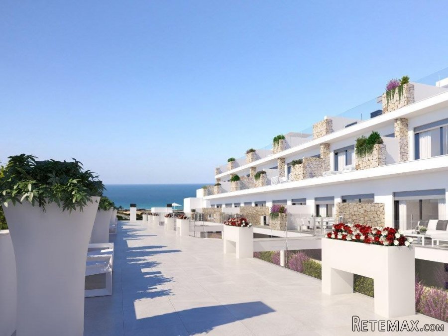 Los bungalows están ubicados en Gran Alacant, en un..