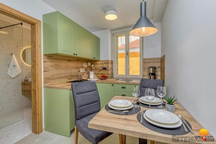Očaravajuća apartmanska kuća u samom centru Vrsara - 2