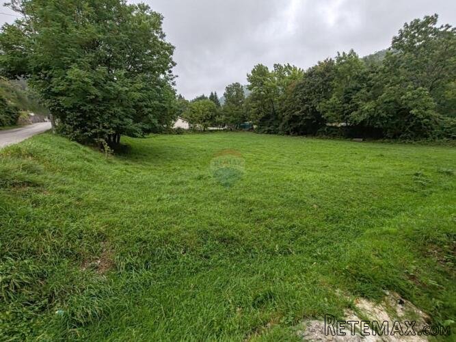 Klana, građevinsko zemljište od 1986m2 uz cestu