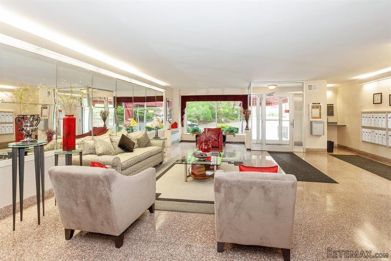 2 bedroom Commercial Property For Sale:..