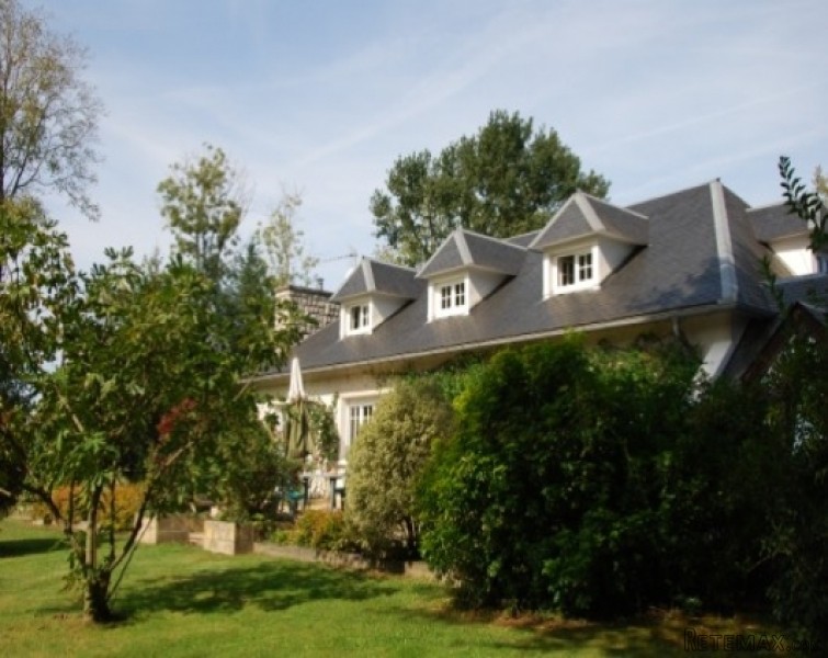 Parkland manor house with Pyrenees.. - 2