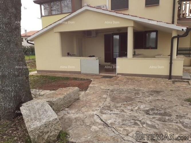 NOVIGRAD - Prodaja dva stana u obiteljskoj kući